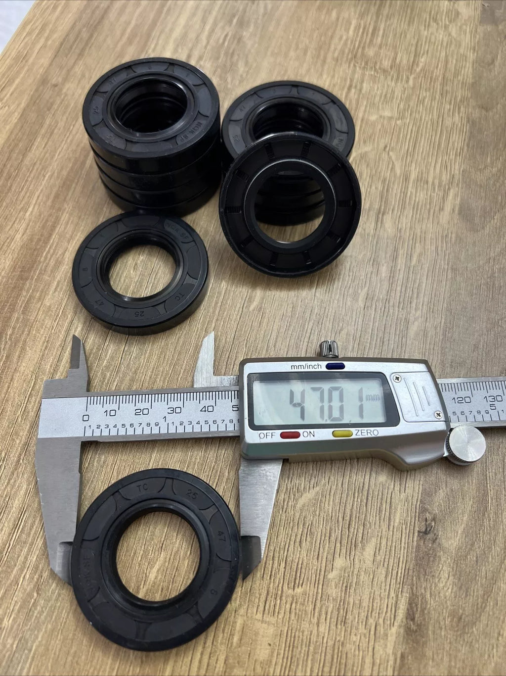 TC Oil Seal 25x47x8mm Double Lip with Spring | NBR Rotary Shaft / Dust Seal